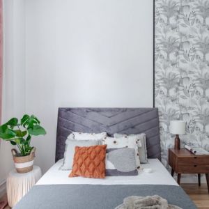 Mała sypialnia w jasnych kolorach. Projekt: Ewelina Latra-Kalinowska, Latre Design. Zdjęcie: Bernadetta Kuczyńska Interior Photography