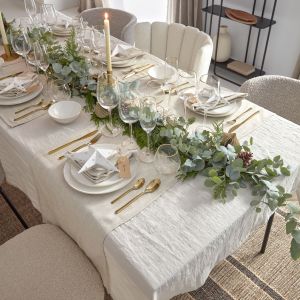 Świąteczna dekoracja stołu w złotym kolorze. Fot. Kave Home