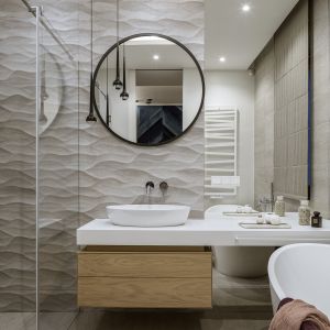 Wygodna łazienka z prysznicem. Projekt: Monika i Adam Bronikowscy, Hola Design. Zdjęcia: Yassen Hristov