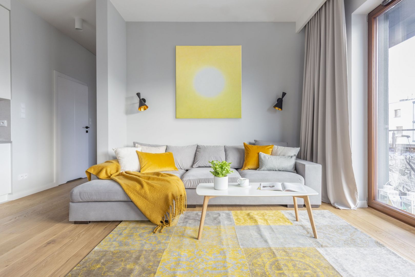 W szarym salonie świetnie wyglądają dodatki w żółtym kolorze. Projekt i zdjęcia: Renata Blaźniak-Kuczyńska, Renee's Interior Design