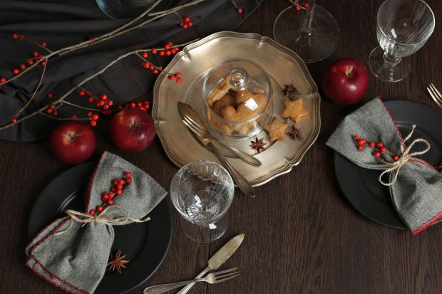 Piękna dekoracja świątecznego stołu sprawi, że wspólny, rodzinny obiad czy kolacja zmieni się w najczęściej wspominane spotkanie w roku. Warto więc już teraz pomyśleć o modnych ozdobach. <br /><br />