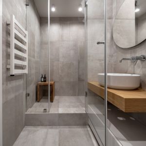 W ostatnich latach niezwykle popularne stały się w łazienkach nieposiadające zamykanych drzwi prysznice typu walk-in. Fot. Kessel