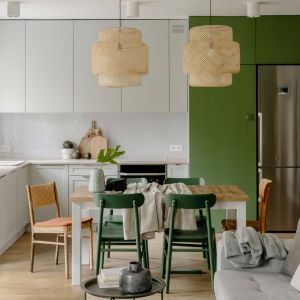 Kuchnia z szafkami w kolorze białym i zielonym. Projekt wnętrza: Framuga Studio. Zdjęcia: Aleksandra Dermont