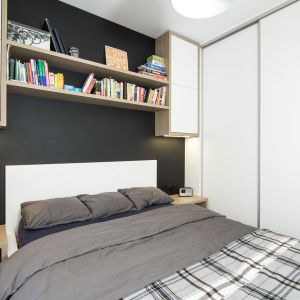 Mała sypialnia zapewnia sporą ilość miejsce na przechowywanie. Projekt i zdjęcie: Joanna Nawrocka