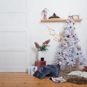 W dekorach świątecznych coraz więcej przytulnych materiałów. Fot. Bonami.pl