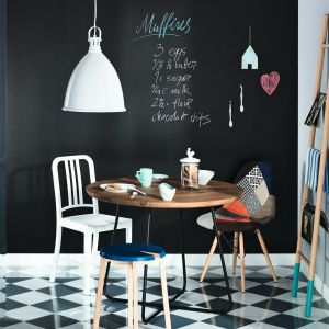 Aranżacja kuchni z farbą tablicową Tikkurila Liitu Blackboard. Fot. Tikkurila