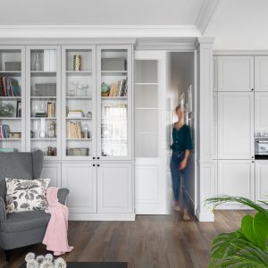 W klasycznym lub skandynawskim salonie sprawdza się drewniane białe drzwi w klasycznym stylu. Projekt: Daria Przewłócka. Fot. Natalia Kaczmarek Inkadr