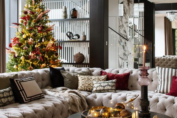 Siła spokoju w pięknym, świątecznym wydaniu! Dom projektu Hola Design ma wyjątkowy klimat. W eleganckim wnętrzu królują bowiem niesamowite bożonarodzeniowej dekoracje. Zachwycają dobrym smakiem i wytwornością. <br /><br />