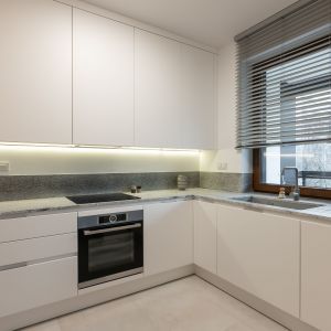 W kuchni wygospodarowano dużą ilość miejsca i przestrzeni do przechowywania. Projekt i zdjęcia: KODO Projekty i Realizacje Wnętrz