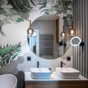 Okrągłe lustro w łazience. Projekt wnętrz: Agata Komar, Versalka Studio. Zdjęcie: Wojciech Grodzki