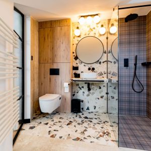 Okrągłe lustro w łazience z prysznicem. Projekt: Ewa Tarapata Architekt Wnętrz. Fot. Mateusz Gąska
