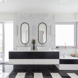 Dwa owalne lustra w czarnych, delikatnych ramach w łazience. Projekt: Katarzyna Rohde, Home&Style. Zdjęcie: PionPoziom