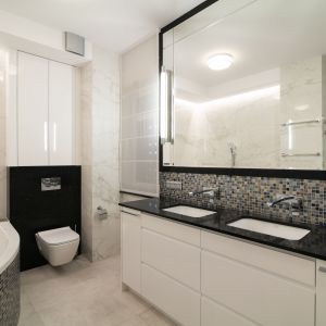 Lustro w prostej, czarnej ramie w nowoczesnej łazience. Projekt i zdjęcia: KODO Projekty i Realizacje Wnętrz