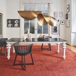 Królewską, uproszczoną estetykę stylu gustawiańskiego reprezentują niektóre stoły i stoliki. Fot. Gervasoni/Mood-Design