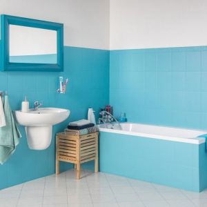 Kafelki w niebieskim kolorze doskonale ożywią łazienkę. Fot. Tikkurila 