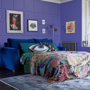 Pomysł na stylową, kolorową sypialnię z kolorem Very Peri na ścianie. Fot. Snug Sofa