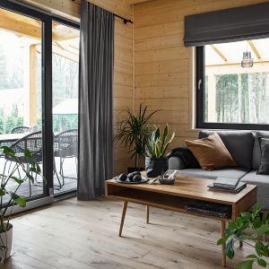 Salon z wyjściem na taras. Projekt: CudnieBosko. Zdjęcia: Kamila Markiewicz-Lubańska. Stylizacja: Maria Szymańska