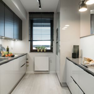 Białe i szare fronty mebli kuchennych w połysku oraz w macie.
Projekt i zdjęcie: KODO Projekty i Realizacje Wnętrz