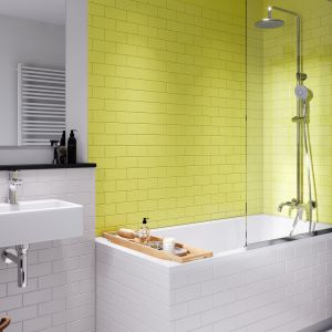 W biało-żółtej aranżacji łazienki dominują płytki w cegiełkę w stylu metro. Fot. Ferro