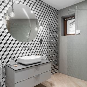 Nowoczesna łazienka z prysznicem, w której bieli i czerń doskonale łączą się z kolorem szarym. Projekt: Estera i Robert Sosnowscy. Zdjęcie: FotoMohito