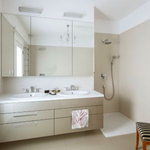 Łazienka z wygodnym prysznicem. Projekt: Małgorzata Bacik, MM Architekci x Dekorian Home. Zdjęcie: Yassen Hristov