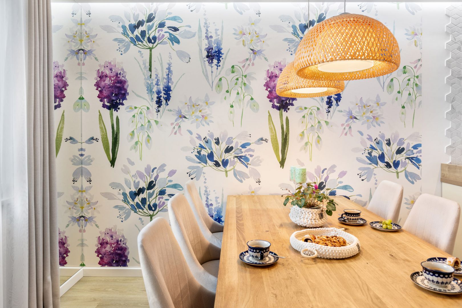 Tapeta to bardzo popularny pomysł na wykończenie ściany za stołem w salonie i jadalni. Projekt: Joanna Nawrocka, JN Studio Joanna Nawrocka. Fot. Łukasz Bera