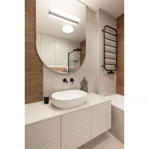 Mała łazienka w jasnych kolorach i z dużym lustrem. Projekt i zdjęcie: KODO Projekty i Realizacje Wnętrz