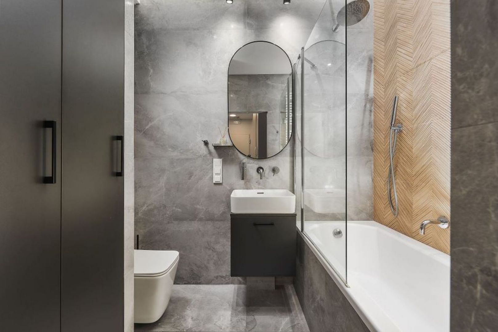 Mała łazienka z wanną, która pełni też rolę prysznica. Projekt: Kornelia Knapik Ziemnicka, Kora Design. Zdjęcie: Marek Królikowski