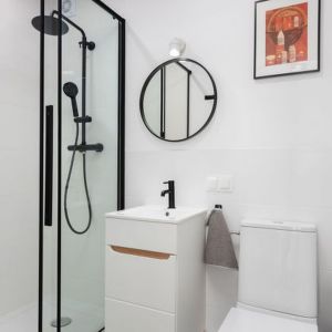Mała łazienka z prysznicem w loftowym klimacie. Projekt i stylizacja: Ola Dąbrówka, pracownia Good Vibes Interiors. Zdjęcie: Mikołaj Dąbrowski