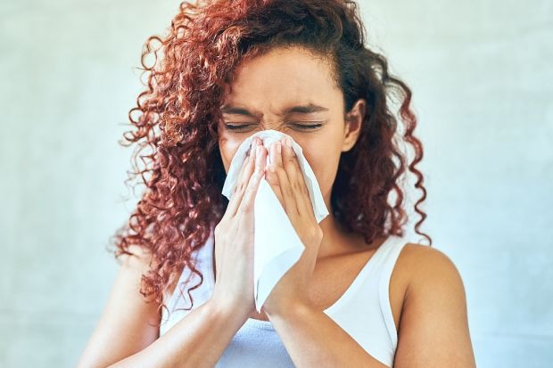 Katar, kichanie, łzawienie oczu, duszności. Jak złagodzić dokuczliwe objawy alergii w domu czy w mieszkaniu? Z pomocą przychodzą specjalne farby, którymi możesz wykończyć ściany. Ograniczają one ilość alergenów unoszących się w powietrzu.