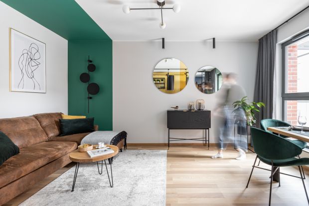 Butelkowa zieleń, stylowe złoto i loftowe akcenty - mieszkanie na gdańskim Wrzeszczu jest eleganckie i przestronne mimo małego metrażu. Za projektem stoi trójmiejska pracownia Vzorovo.