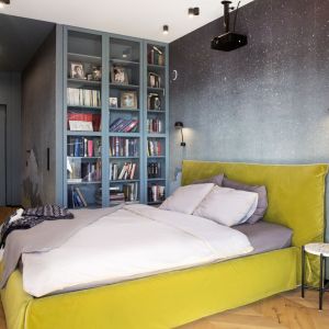 Ścianę za łóżkiem w sypialni zdobi włoska tapeta. Projekt: Ewa Tarapata Architekt Wnętrz. Zdjęcie: Katarzyna Wrona