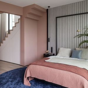 Ścianę za łóżkiem w sypialni zdobią delikatne tapicerowane panele. Projekt: Modeko.Studio. Zdjęcie: Marcin Grabowiecki. Stylizacja: Anna Tyślerowicz