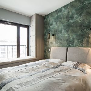 Ścianę za łóżkiem w sypialni zdobi tapeta Arte Avalon Shield  roślinnym motywem. Projekt i zdjęcie: KODO Projekty i Realizacje Wnętrz
