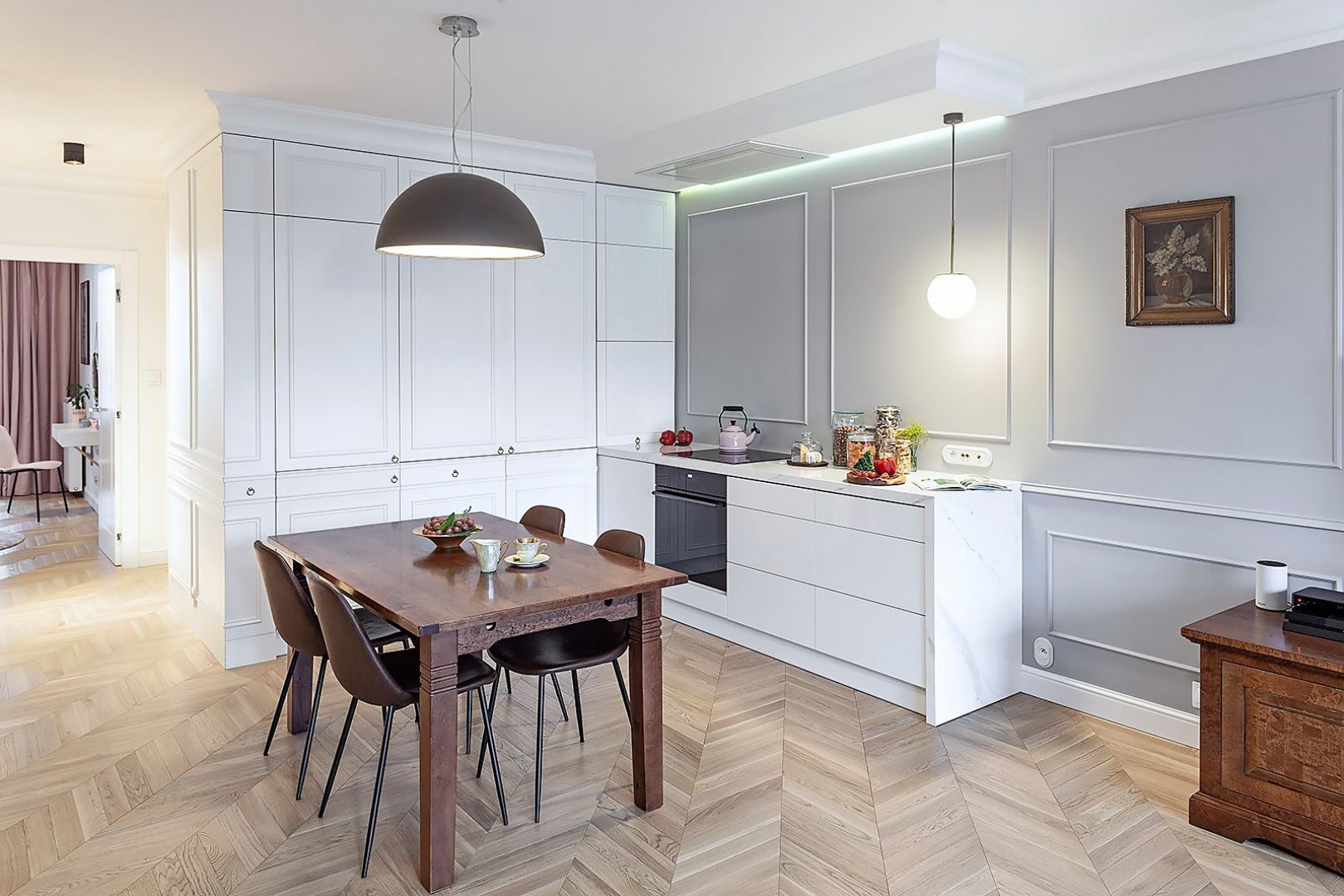 W centralnej części mieszkania zlokalizowany jest aneks kuchenny, płynnie przechodzący w salon. Projekt: Daria Przewłócka. Zdjęcia: Piotr Wittman