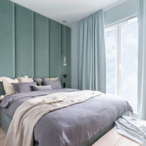 Ścianę za łóżkiem w sypialni zdobi tapicerowany zagłówek. Projekt: Alina Fabirowska. Zdjęcie: Pion Poziom