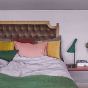 Liliowy kolor w sypialni sprawdzi się w aranżacji boho. Fot. mat. prasowe Tikkurila