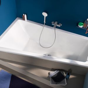 Trapezowa wanna do zabudowy wykonana jest z akrylu sanitarnego. Fot. Duravit