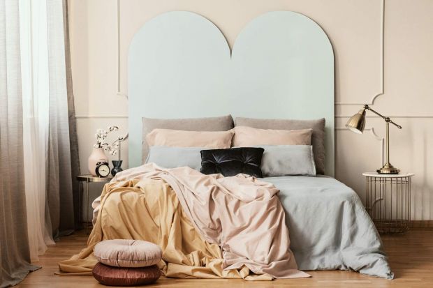 Oryginalna, ciekawa dekoracja ściany za łóżkiem nada sypialni wyjątkowy klimat. Podkreśli też indywidualny styl wystroju. Warto więc poszukać fajnych inspiracji do swojej sypialni.<br /><br />