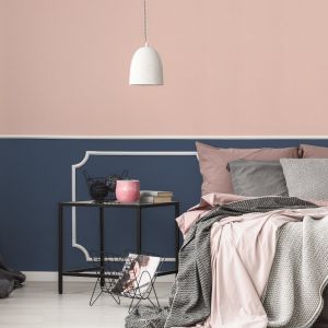 Za łóżkiem w sypialni równie efektownie może prezentować się sztukateria, szczególnie w oprawie modnego kolorystycznego duetu - pudrowego różu i granatu. Fot. Beckers