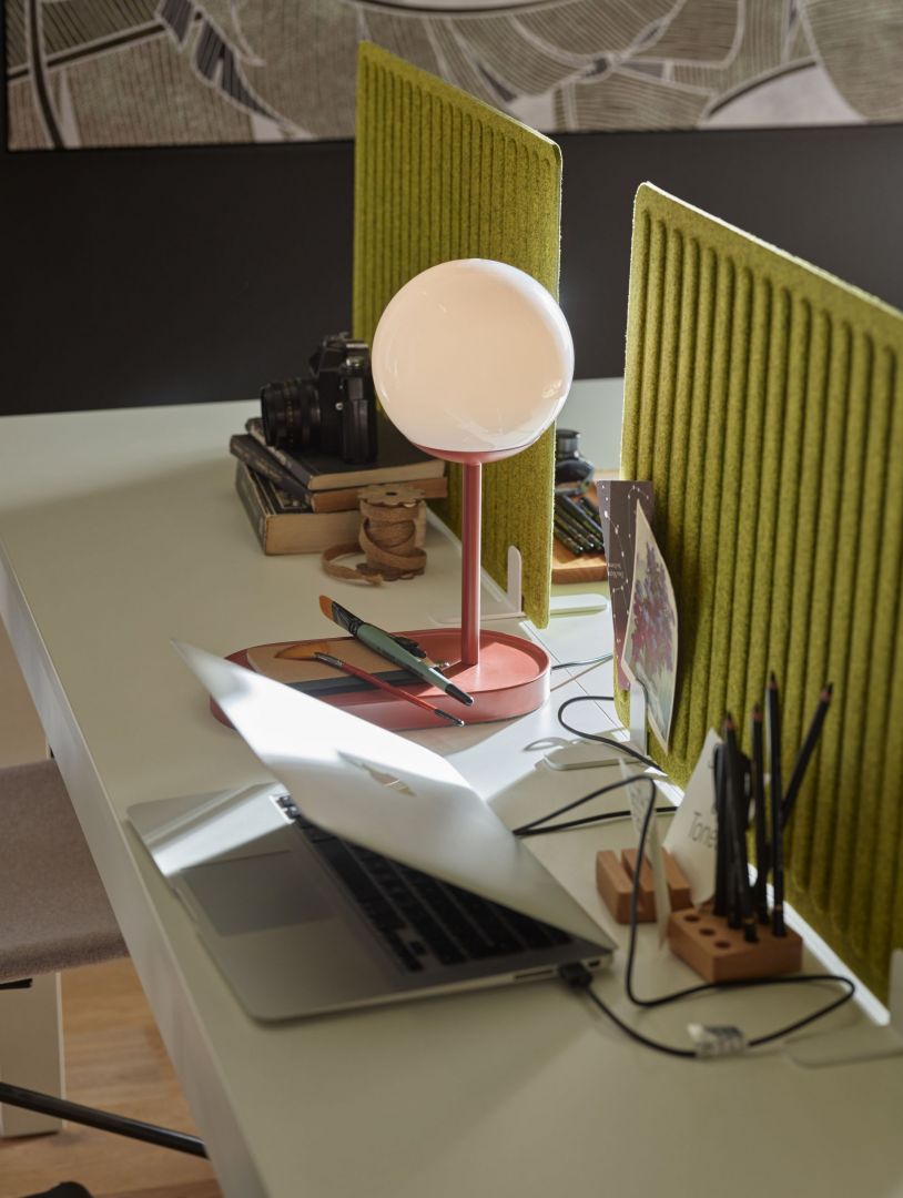 Lampa biurkowa - niezbędna przy pracy w domu. Fot. mat. prasowe VOX