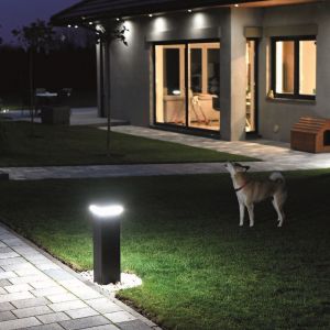 Lampy ogrodowe uzupełniają te zainstalowane na ogrodzeniu. Fot. Plast-Met Systemy Ogrodzeniowe