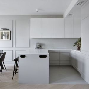W kuchni dominuje biel, czarne są dodatki. Projekt: Madama, Biuro Architektoniczne. Zdjęcie: Yassen Hristov