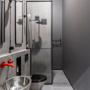 Łazienka z prysznicem w szarych kolorach. Projekt: Daria Przewłócka. Zdjęcia: Natalia Kaczmarek, Inkadr