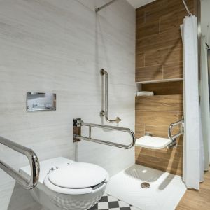 Przy misce WC wiszącej i bidecie można także zamontować uchwyty, które ułatwiają wstawanie. Fot. Geberit