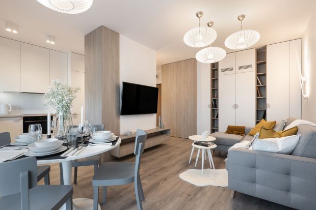 Mieszkanie o powierzchni 50 metrów kwadratowych znajduje się na warszawskim Mokotowie. Funkcjonale wnętrze doskonale łączy elementy stylu skandynawskiego, nowoczesnego i klasycznego. Jest też ciepłe i przytulne.
