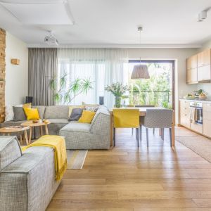 Jasny salon z dużą ilością drewna. Projekt: Dorota Kudła. Zdjęcie: Pion Poziom