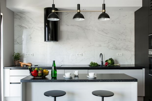 Jak wykończyć ścianę nad blatem w kuchni? Wybrać płytki czy szkło? Lepsza będzie cegła czy beton? Zobaczcie świetne pomysły na dekorację ściany nad blatem w kuchni.