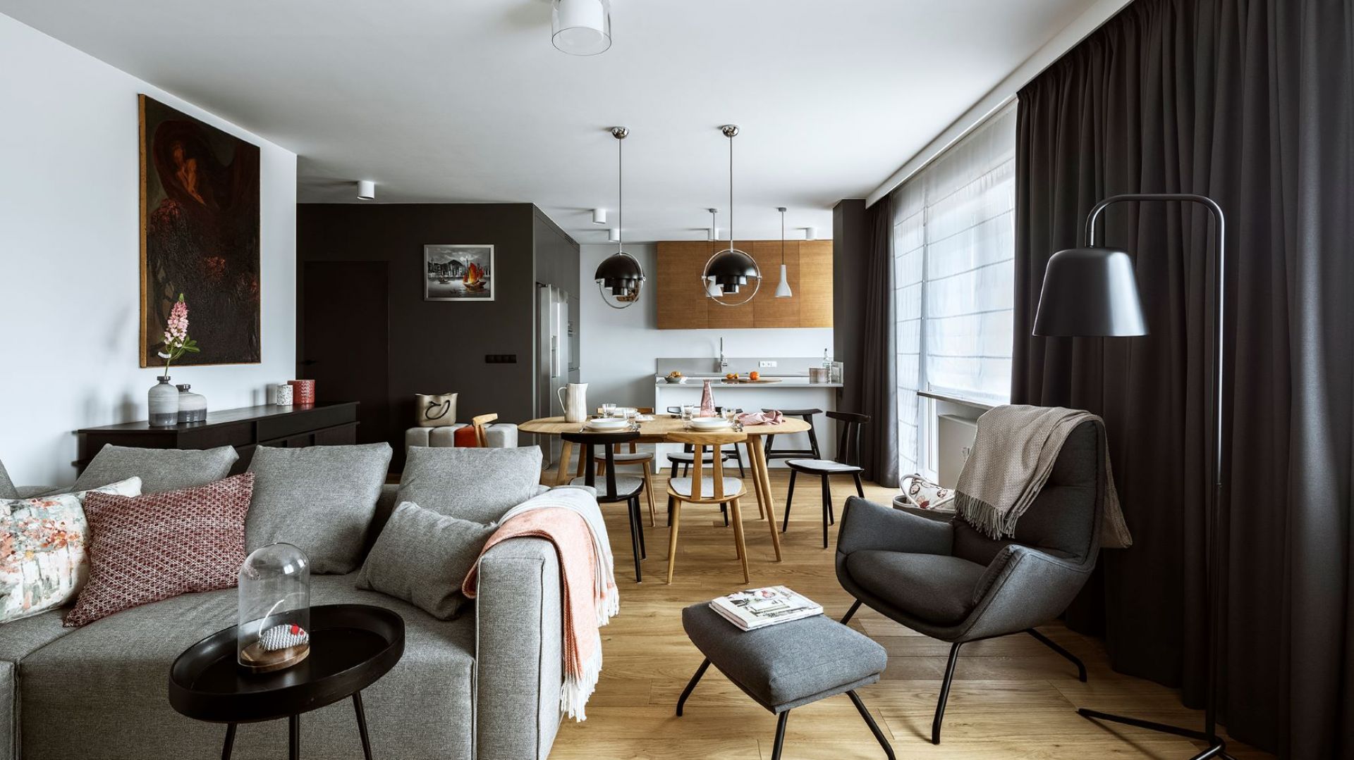 110-metrowe mieszkanie w Warszawie. Piękny salon, a w nim półki dla kotów!