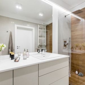 Mała, nowoczesna łazienka z prysznicem bez brodzika. Projekt: Joanna Nawrocka. Fot. Łukasz Bera